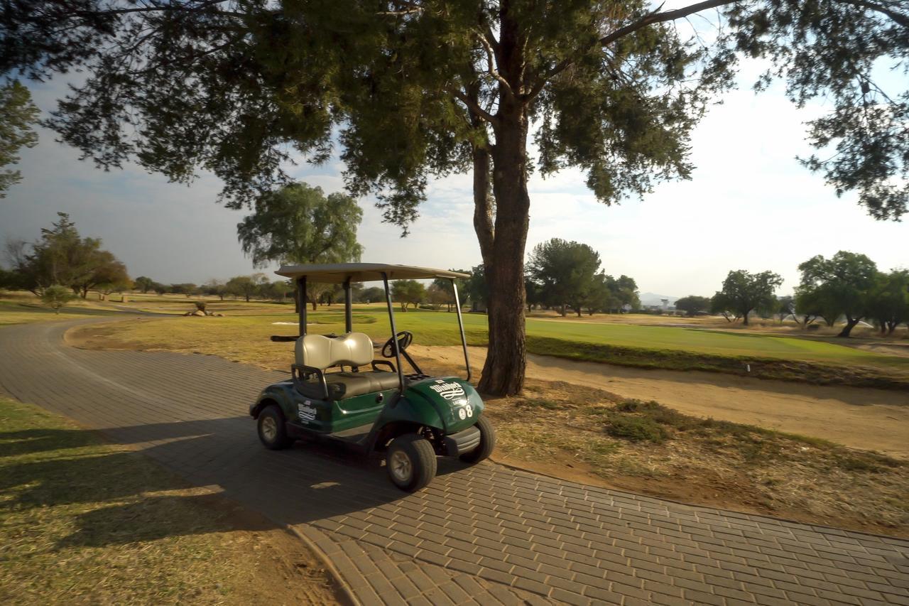 Windhoek Country Club Resort Exterior foto